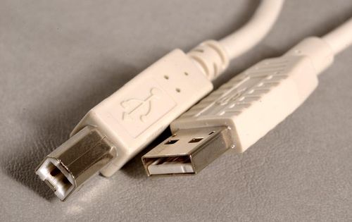 Белый USB кабель 