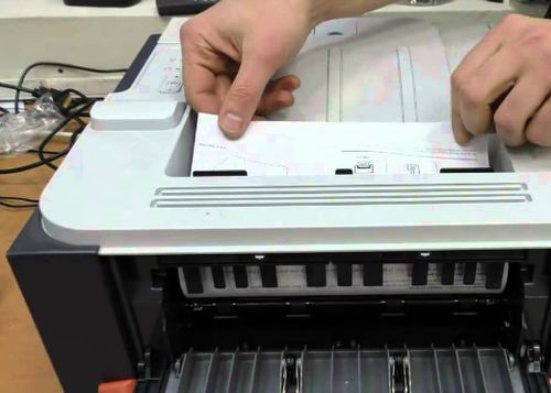 Вытаскивание бумаг из лотка принтера